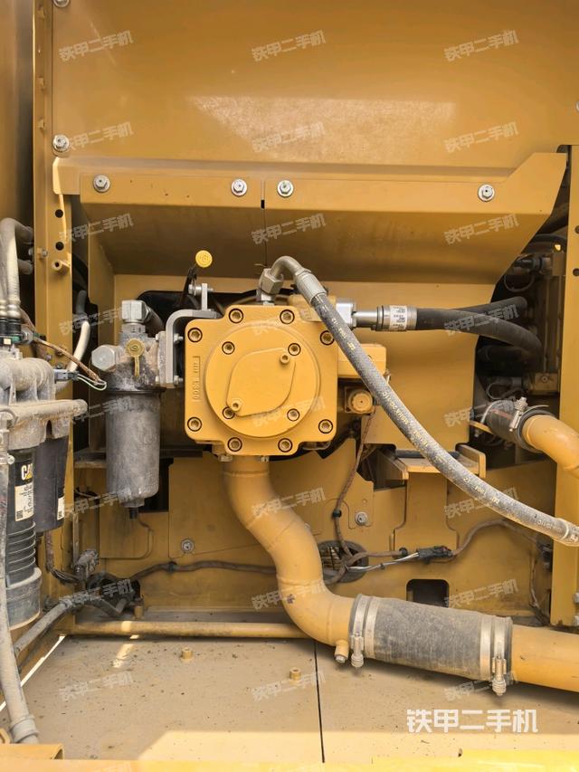 液压泵舱室正面整体(整机外观) 液压泵舱室正面整体(整机外观)