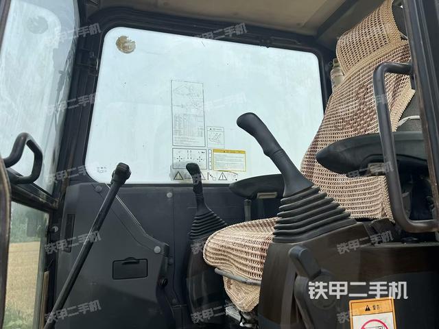 驾驶室顶部(整机外观) 驾驶室顶部(整机外观)