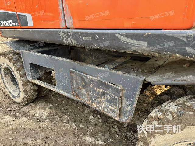 单侧履带整体(整机外观) 单侧履带整体(整机外观)