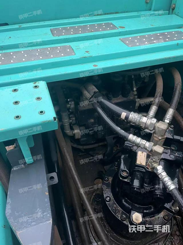 回转马达和主控阀(整机外观) 回转马达和主控阀(整机外观)