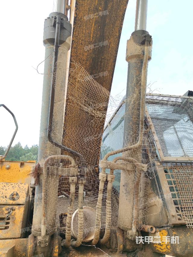 大臂油缸整体 竖拍(工作和回转装置) 大臂油缸整体 竖拍(工作和回转装置)