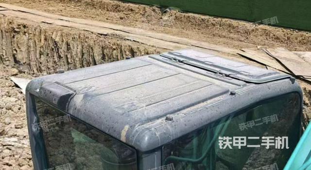 驾驶室顶部(整机外观) 驾驶室顶部(整机外观)