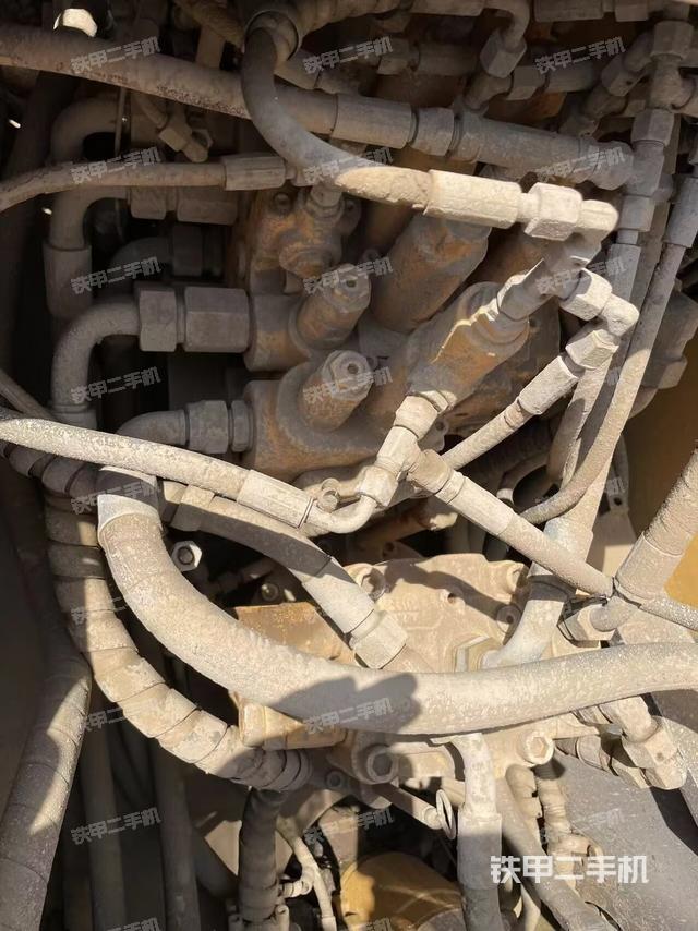 回转马达和主控阀（整机外观）