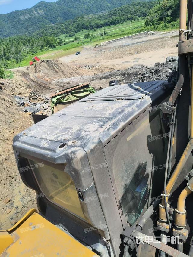 驾驶室顶部(整机外观) 驾驶室顶部(整机外观)