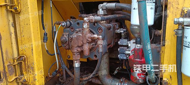 液压泵舱室正面整体（整机外观）