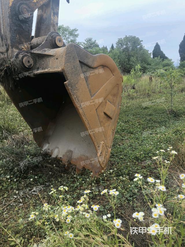 铲斗右后整体(工作和回转装置) 铲斗右后整体(工作和回转装置)