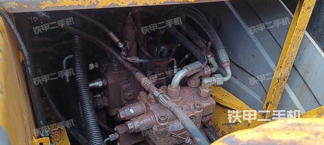 回转马达和主控阀（整机外观）