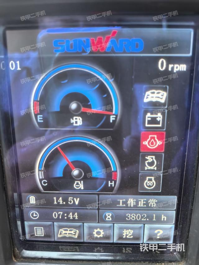 回转马达和主控阀(整机外观) 回转马达和主控阀(整机外观)