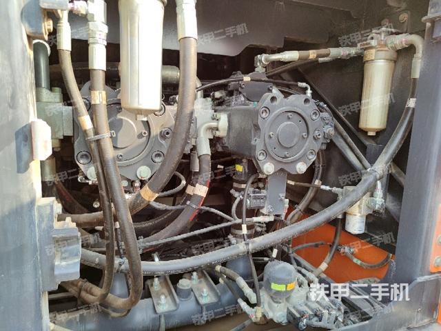 液压泵舱室正面整体(整机外观) 液压泵舱室正面整体(整机外观)