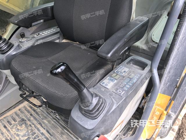 座椅右侧控制台/钥匙门/油门/含右手柄(驾驶室部分) 座椅右侧控制台/钥匙门/油门/含右手柄(驾驶室部分)