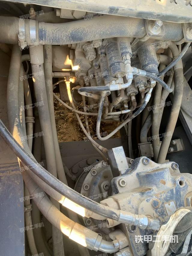 回转马达和主控阀(整机外观) 回转马达和主控阀(整机外观)