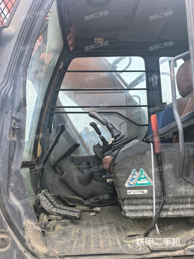 座椅右侧控制台/钥匙门/油门/含右手柄(驾驶室部分) 座椅右侧控制台/钥匙门/油门/含右手柄(驾驶室部分)