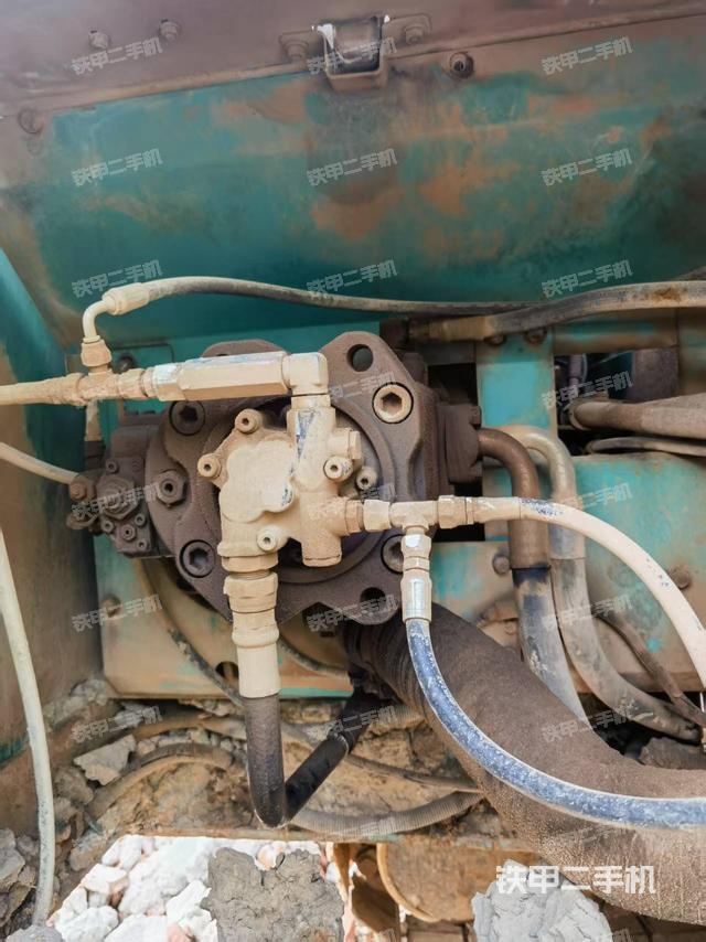 液压泵舱室正面整体（整机外观）