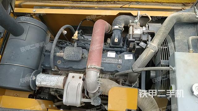 回转马达和主控阀(整机外观) 回转马达和主控阀(整机外观)