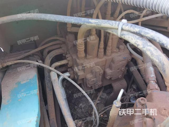 回转马达和主控阀（整机外观）