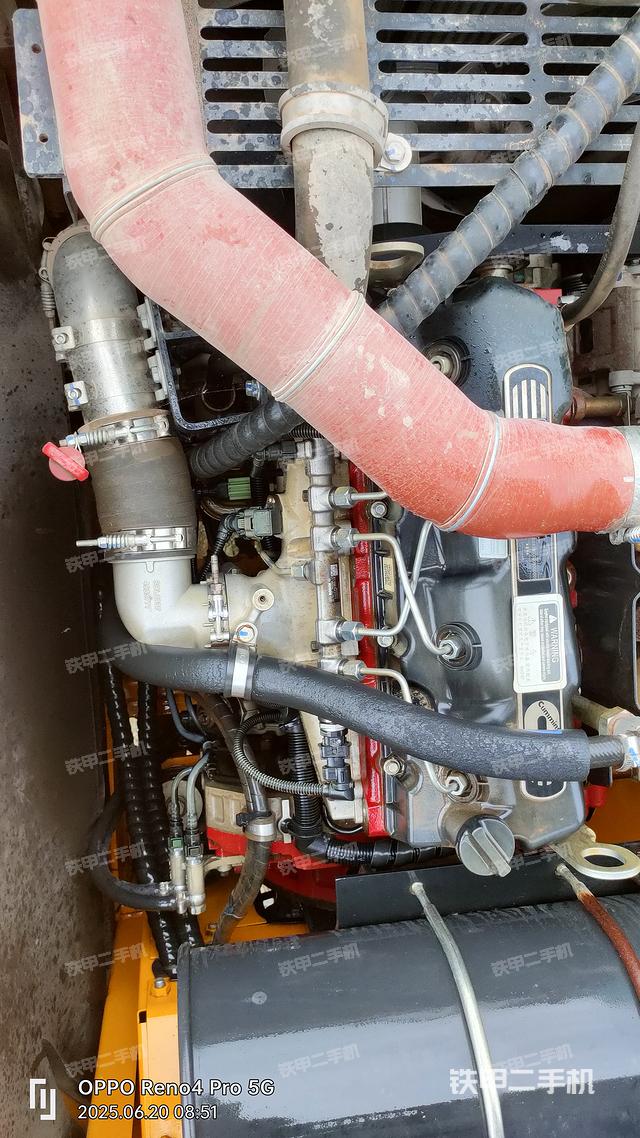 液压泵舱室正面整体（整机外观）