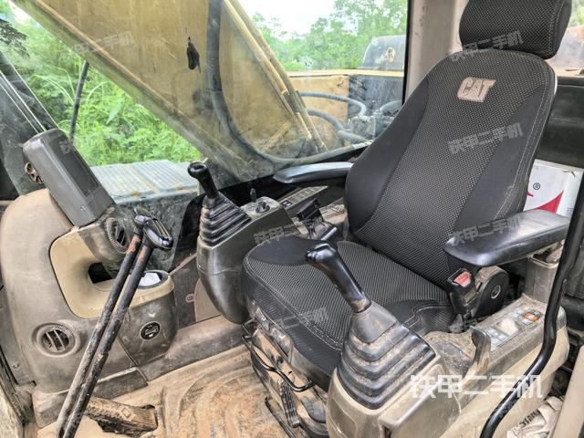 座椅左侧控制台/音响/含左手柄(驾驶室部分) 座椅左侧控制台/音响/含左手柄(驾驶室部分)