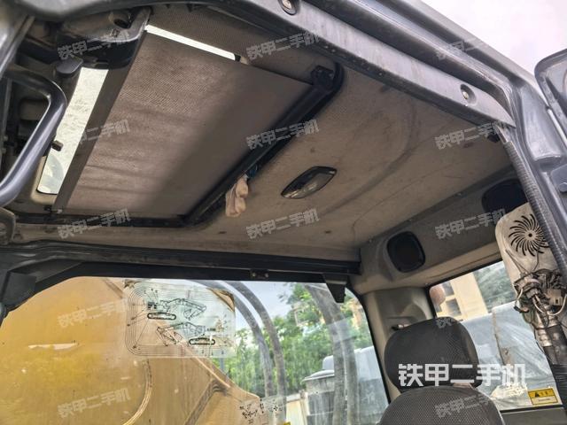 行走控制手柄和踏板 俯拍（驾驶室部分）