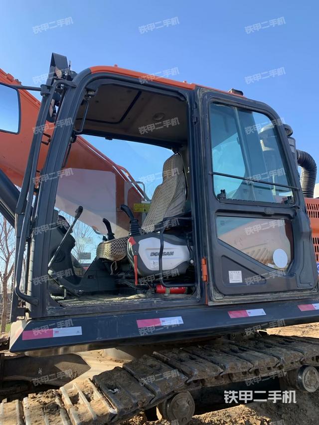 驾驶室整体(整机外观) 驾驶室整体(整机外观)