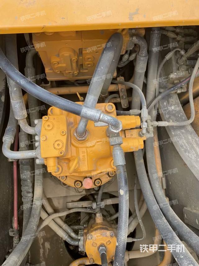 回转马达和主控阀(整机外观) 回转马达和主控阀(整机外观)