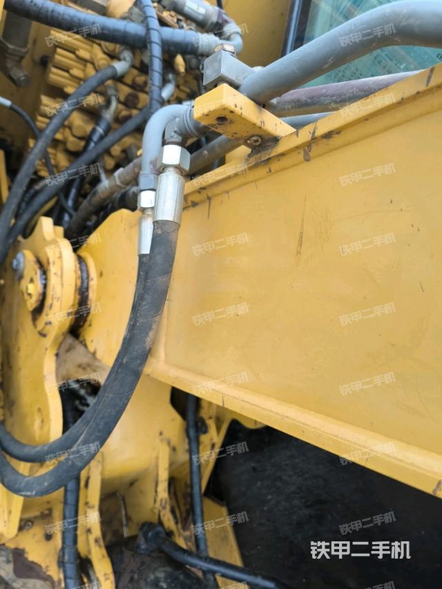 鏟斗右后整體(工作和回轉(zhuǎn)裝置) 鏟斗右后整體(工作和回轉(zhuǎn)裝置)