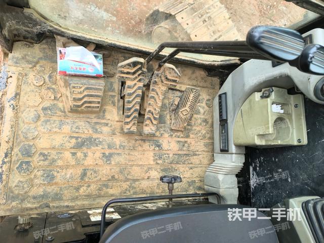 行走控制手柄和踏板?俯拍(駕駛室部分) 行走控制手柄和踏板?俯拍(駕駛室部分)