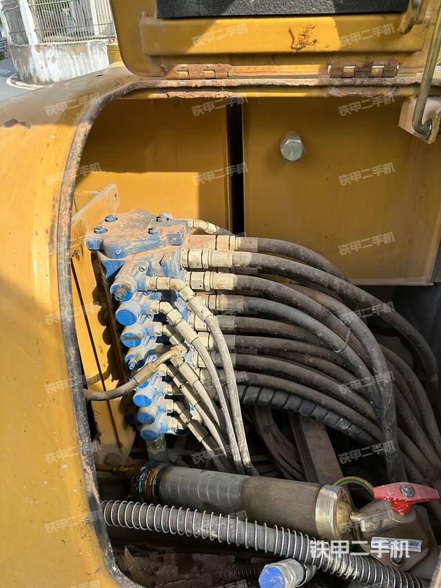 回转马达和主控阀(整机外观) 回转马达和主控阀(整机外观)