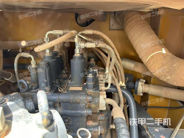 回转马达和主控阀(整机外观) 回转马达和主控阀(整机外观)