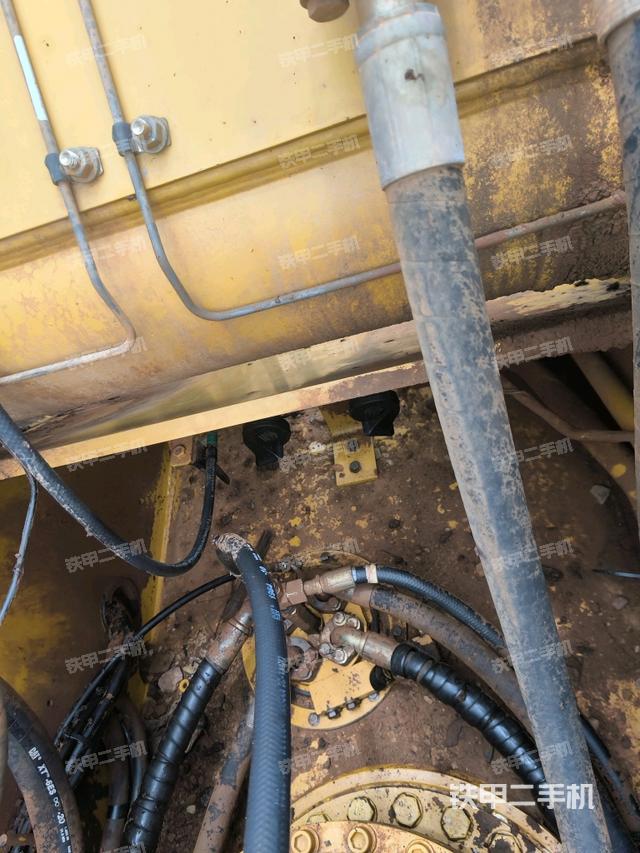 中央回转接头特写（上车部件）