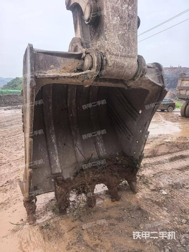 铲斗右后整体(工作和回转装置) 铲斗右后整体(工作和回转装置)