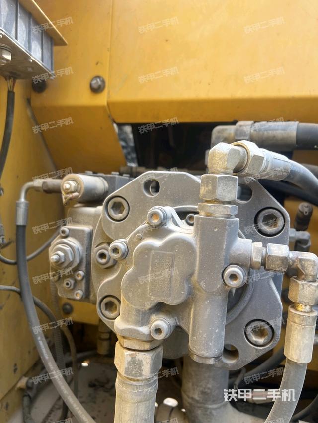 液压泵舱室正面整体(整机外观) 液压泵舱室正面整体(整机外观)