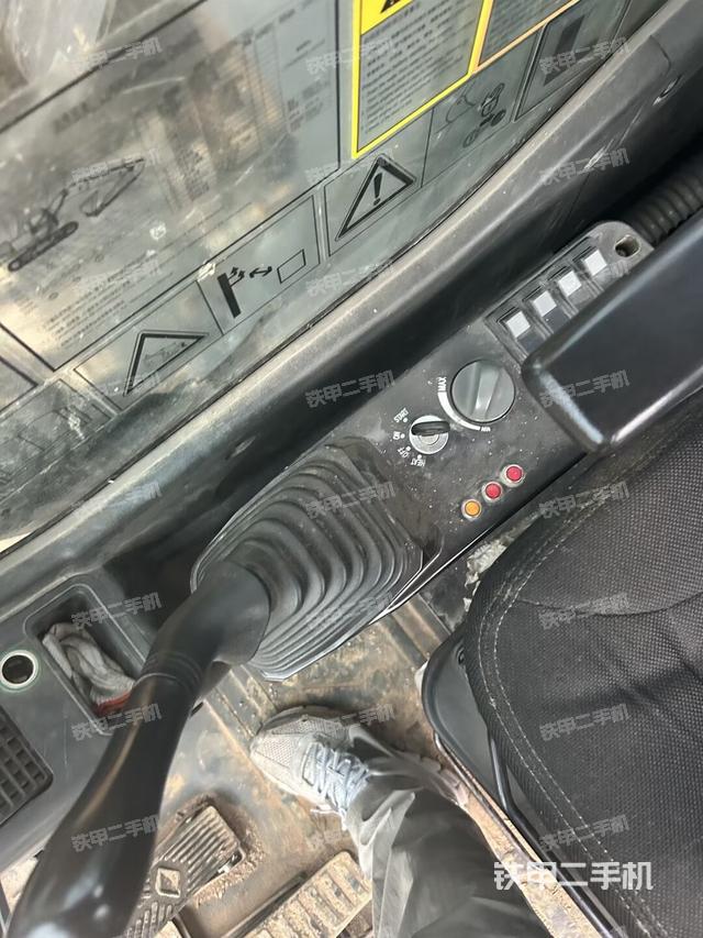 座椅左侧控制台/音响/含左手柄(驾驶室部分) 座椅左侧控制台/音响/含左手柄(驾驶室部分)