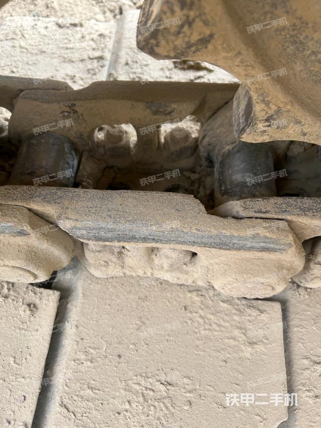 单侧履带整体(整机外观) 单侧履带整体(整机外观)