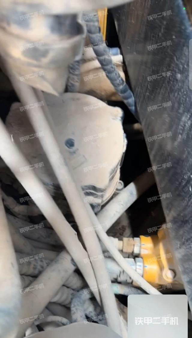 回转马达和主控阀(整机外观) 回转马达和主控阀(整机外观)