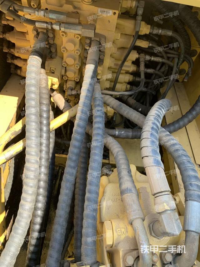 回转马达和主控阀(整机外观) 回转马达和主控阀(整机外观)