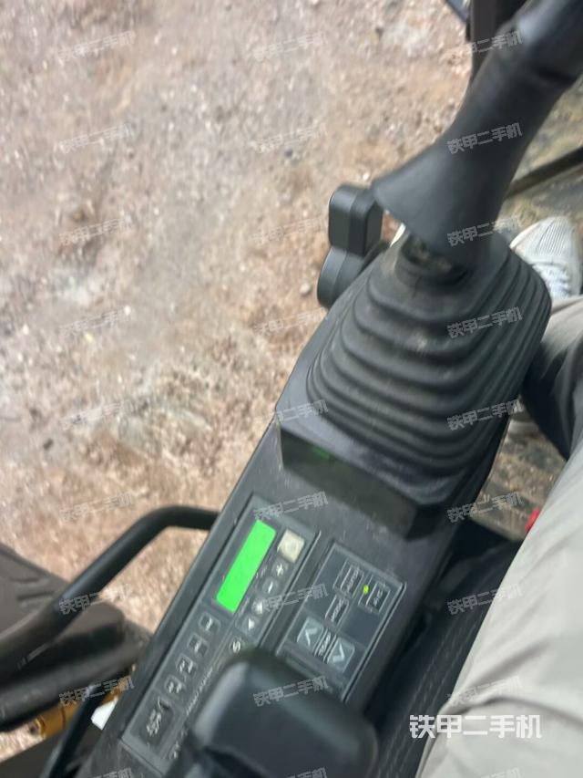 座椅右侧控制台/钥匙门/油门/含右手柄(驾驶室部分) 座椅右侧控制台/钥匙门/油门/含右手柄(驾驶室部分)