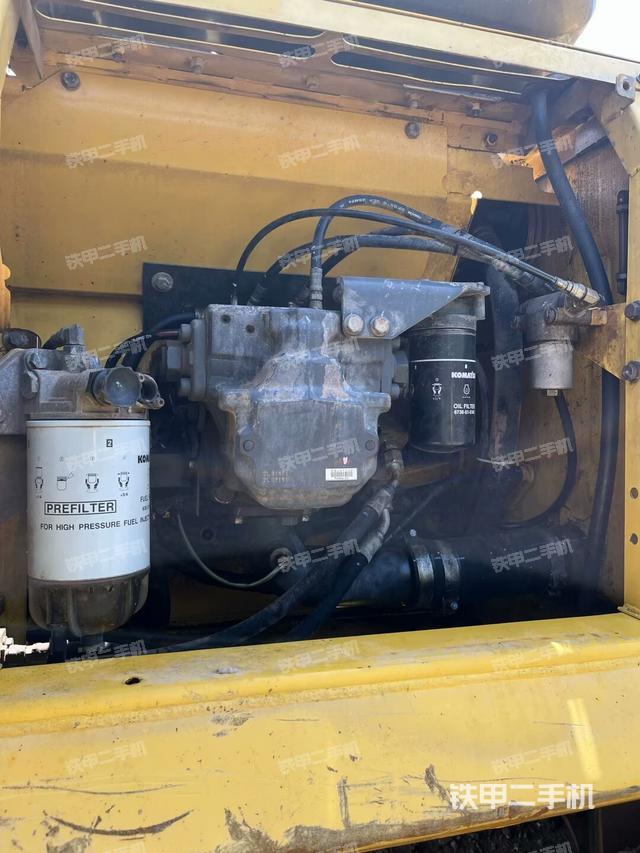 液压泵舱室正面整体(整机外观) 液压泵舱室正面整体(整机外观)