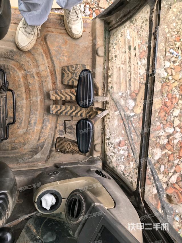 行走控制手柄和踏板 俯拍(驾驶室部分) 行走控制手柄和踏板 俯拍(驾驶室部分)