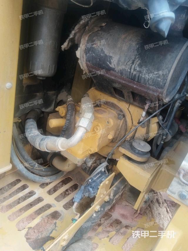 液压泵舱室正面整体(整机外观) 液压泵舱室正面整体(整机外观)