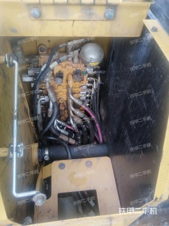 回转马达和主控阀(整机外观) 回转马达和主控阀(整机外观)