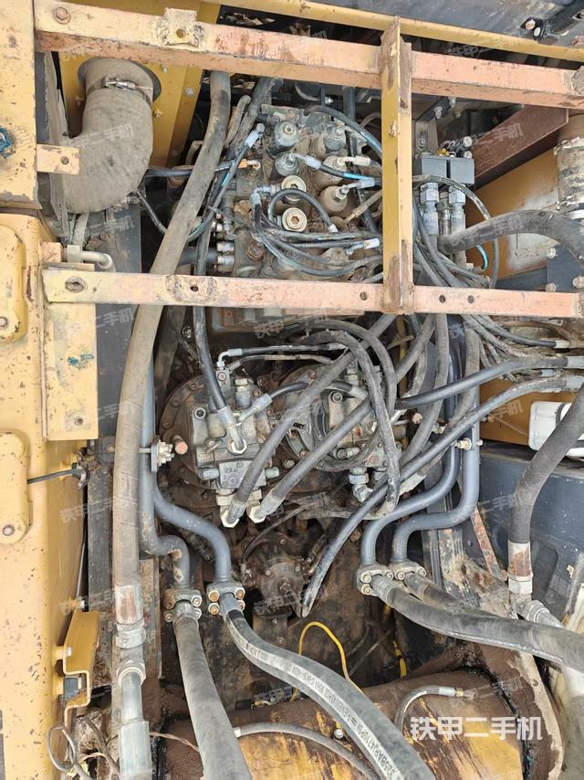 回转马达和主控阀（整机外观）