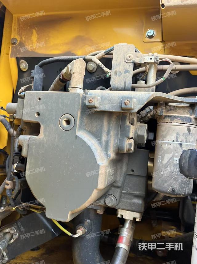 液压泵舱室正面整体(整机外观) 液压泵舱室正面整体(整机外观)