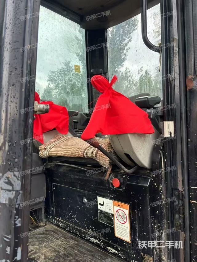 驾驶室顶部(整机外观) 驾驶室顶部(整机外观)