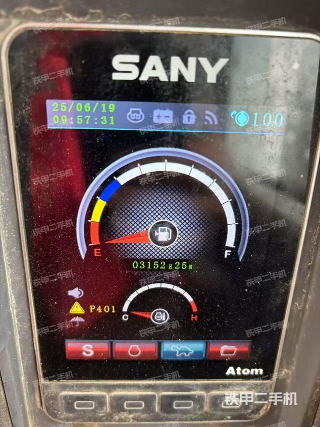 回转马达和主控阀(整机外观) 回转马达和主控阀(整机外观)