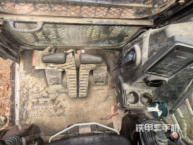 行走控制手柄和踏板 俯拍(驾驶室部分) 行走控制手柄和踏板 俯拍(驾驶室部分)