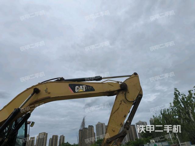 大臂油缸整体 竖拍（工作和回转装置）