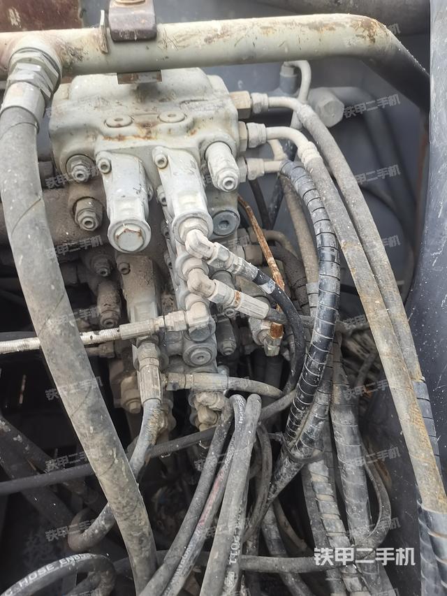 回转马达和主控阀（整机外观）