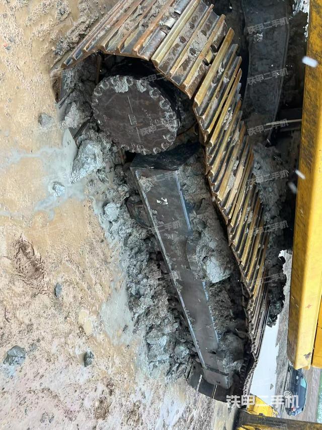 单侧履带整体(整机外观) 单侧履带整体(整机外观)