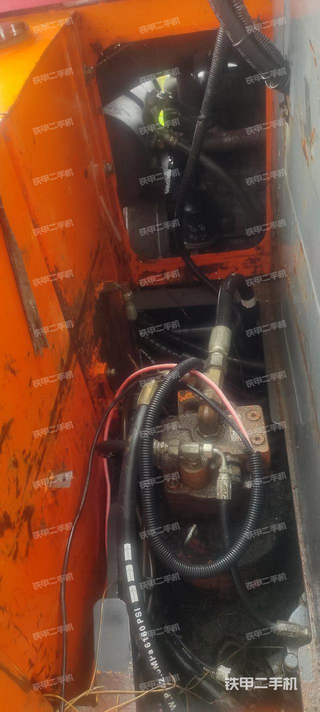 液压泵舱室正面整体（整机外观）