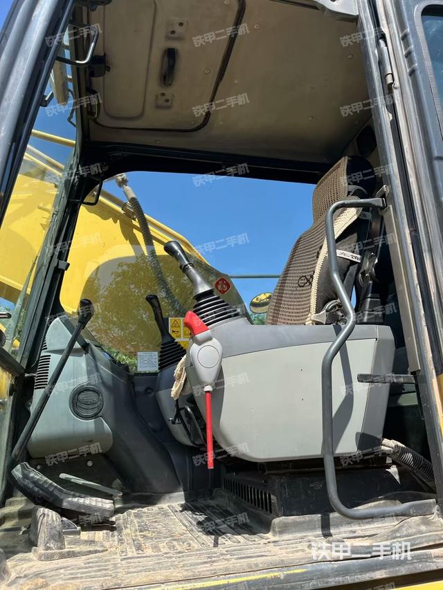 驾驶室整体(整机外观) 驾驶室整体(整机外观)